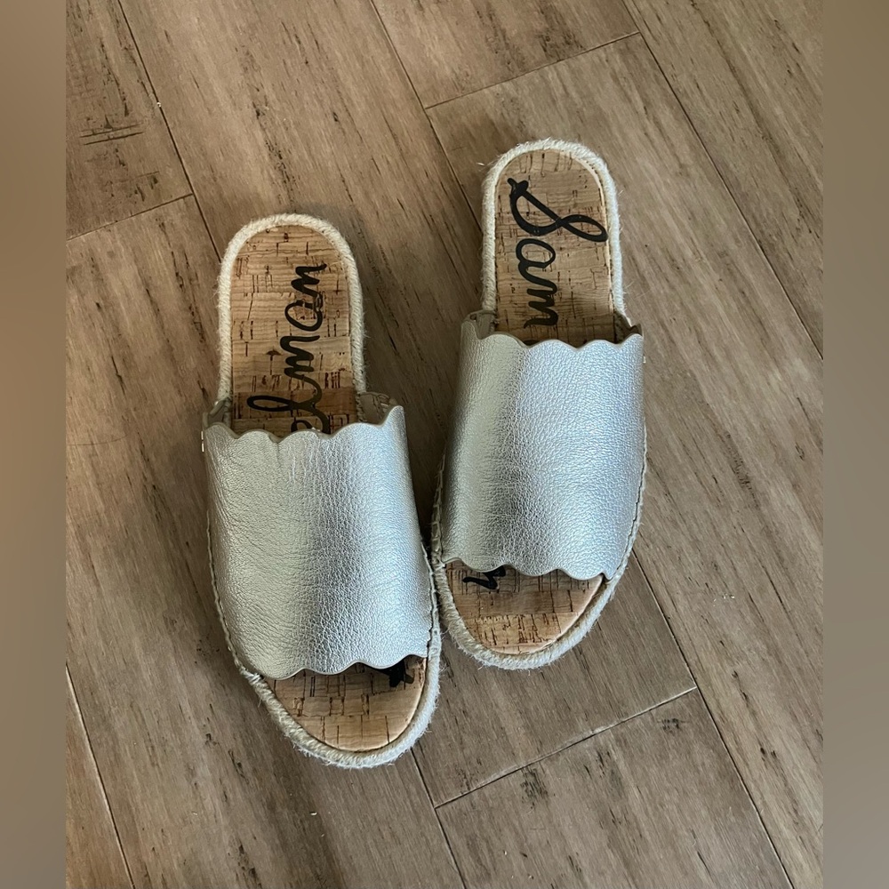 Sam Edelman gold leather scalloped slide women’s shoes. Size 7.5